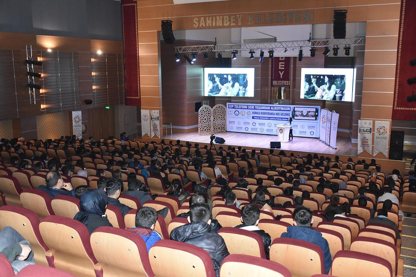 “Cep Telefonu Seni Yaşamdan Alıkoymasın” konferansı “Cep Telefonu Seni Yaşamdan Alıkoymasın” konferansı